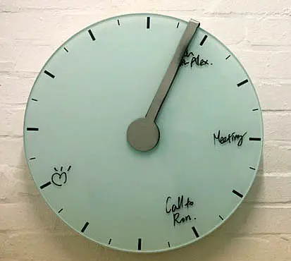 Un reloj pizarra, el mejor invento para los descuidados