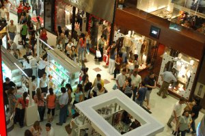 El comercio minorista crea empleo a pesar de que caen sus ventas