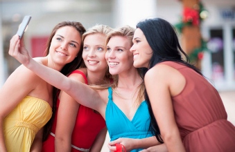El 59% de los españoles son “selfie adictos”