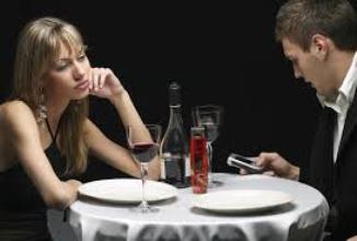 El 74% de los españoles dedica más atención al móvil que a su pareja