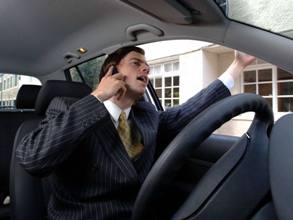 El 46% de los españoles comete distracciones en carretera a causa de las presiones laborales