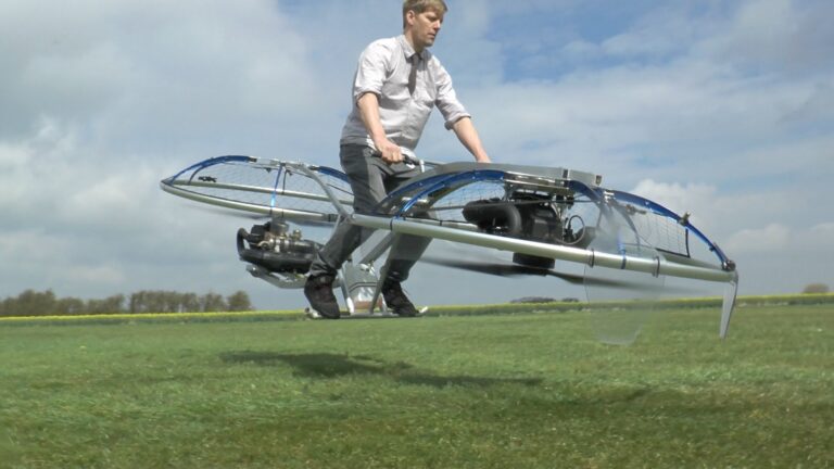 Vuelve Colin Furze, ésta vez con una bici voladora