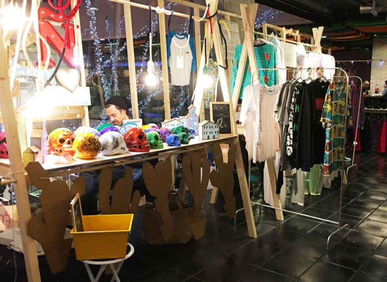Jóvenes diseñadores reunidos en el Mercado San Antón de Madrid