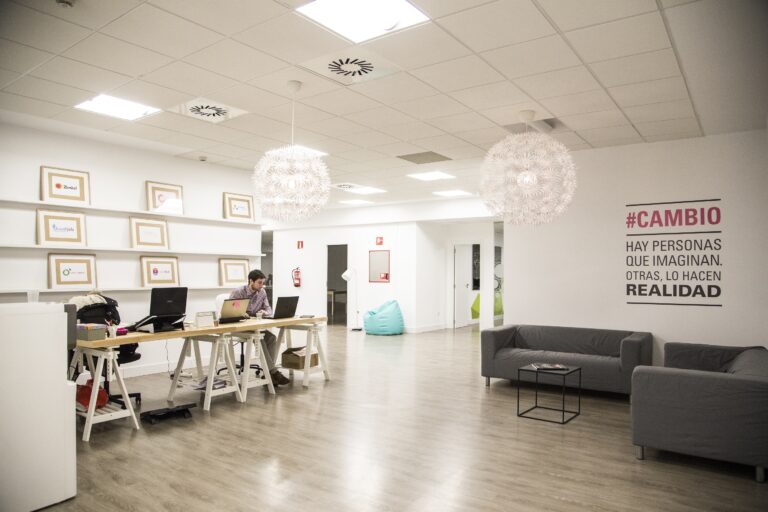 Banco Santander y The Valley DBS crean una cátedra para impulsar proyectos de tecnología financiera