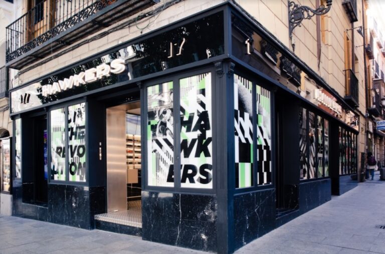 Hawkers abre su primera tienda física en Madrid y elimina el pago en efectivo en España