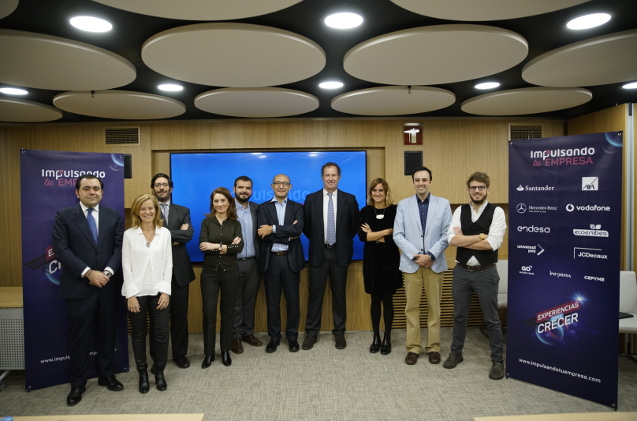 Los patrocinadores del evento junto a los organizadores durante la rueda de prensa
