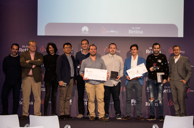 Los ganadores del concurso #startmeapp recogiendo su premio