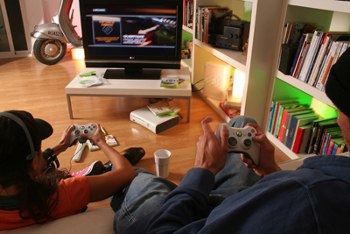 Usuarios de videojuegos en un salón de casa.