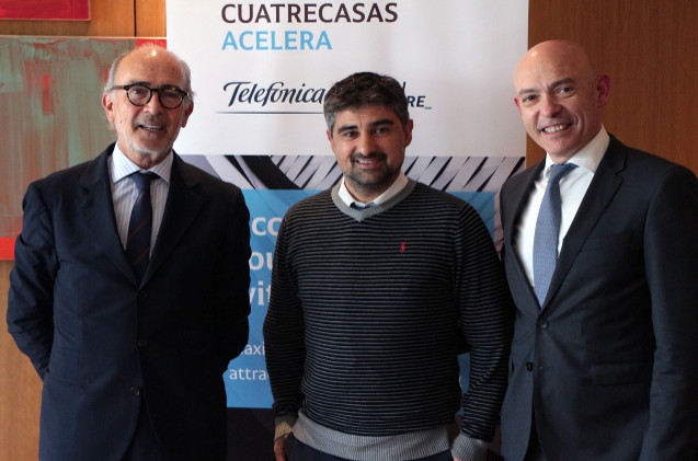 Rafael Fontana, presidente ejecutivo de Cuatrecasas; Agustín Tourón, cofundador de Councilbox, startup participante en la I Edición de Cuatrecasas Acelera y Fancesc Muñoz, CIO de Cuatrecasas y responsable de Cuatrecasas Acelera.