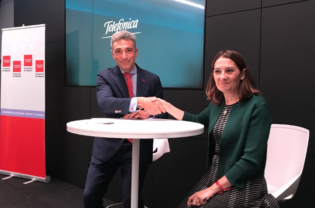 Javier Ruíz y Beatriz Herranz durante la firma del acuerdo