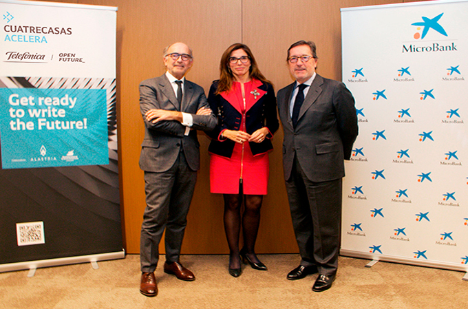 Rafael Fontana, presidente ejecutivo de Cuatrecasas, María Alsina, directora territorial de Caixabank, y Antoni Vila, presidente de Microbank.