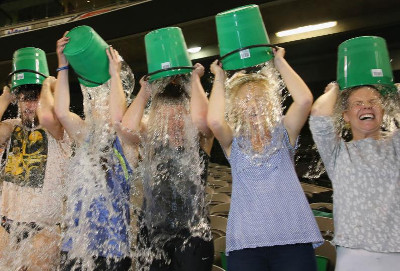 Reto viral: echarse un cubo de agua encima.