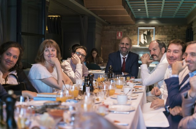 Parte de los directivos durante el desayuno