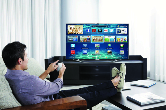 Un usuario ve la tele a través de una smart TV.