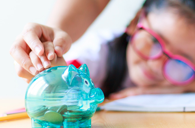 ¿A qué edad debería empezar a hablar de dinero con mis hijos?