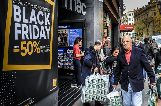 Un comprador durante el Black Friday.