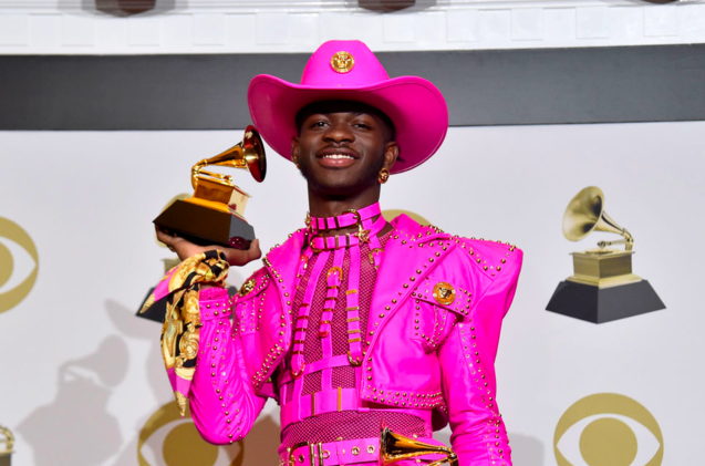 El artista Lil Nas X con su galardón