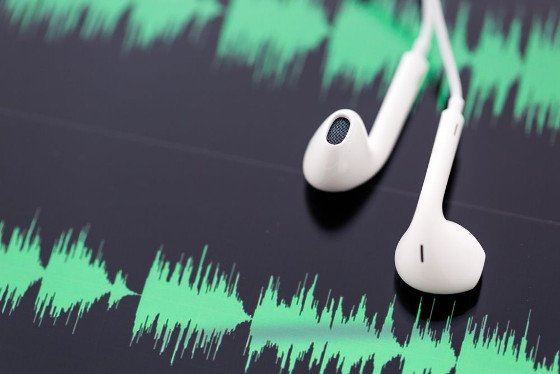 Las escuchas de podcasts de noticias doblan su audiencia en el último año
