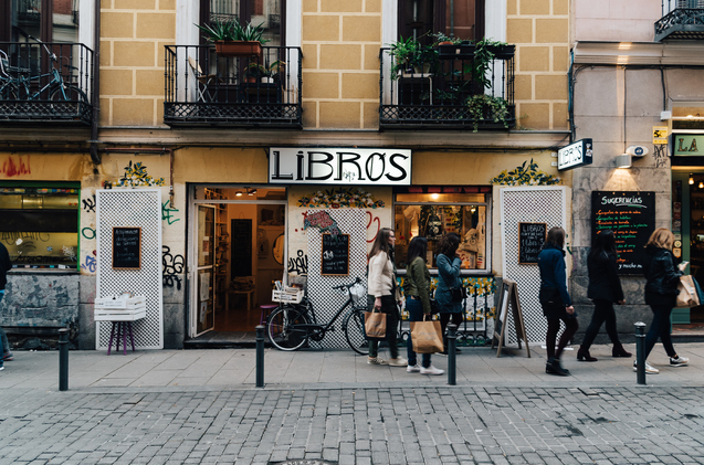 Los vecinos españoles planean comprar su regalos en comercios de barrio