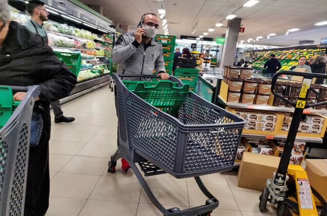 Un cliente en un Mercadona.