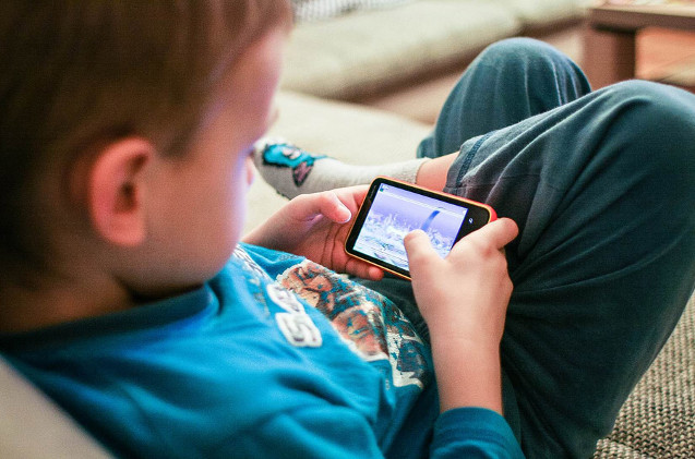 Más pantallas, menos contacto: los hábitos digitales de los menores españoles