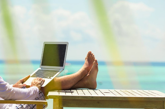 Un 37% de los españoles asegura que teletrabajará fuera de su domicilio habitual este verano